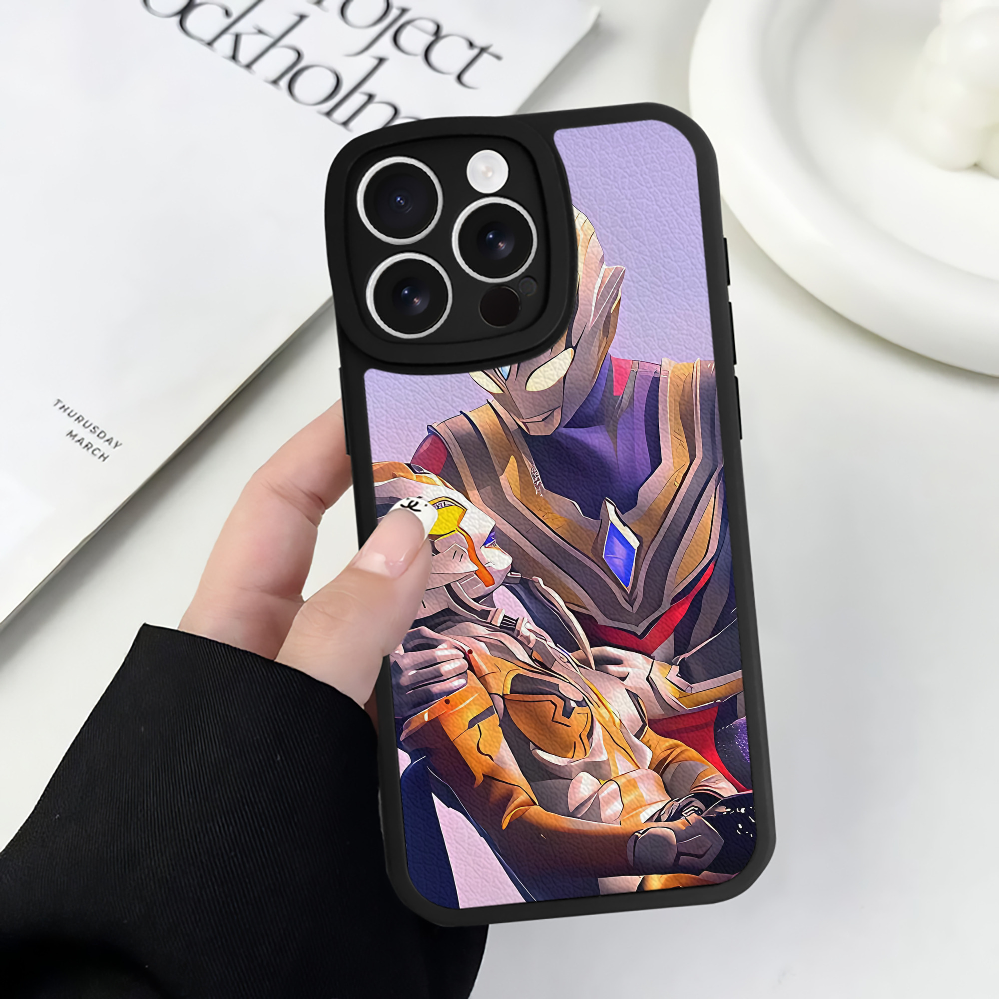 （画像用） ウルトラマン Ultraman 【iPhone 16シリーズ対応】シリコンスマホケース（レザー調） 材質：シリコン